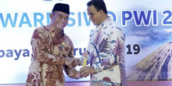 Gubernur Anies Menerima Penghargaan Golden Award Dari SIWO PWI