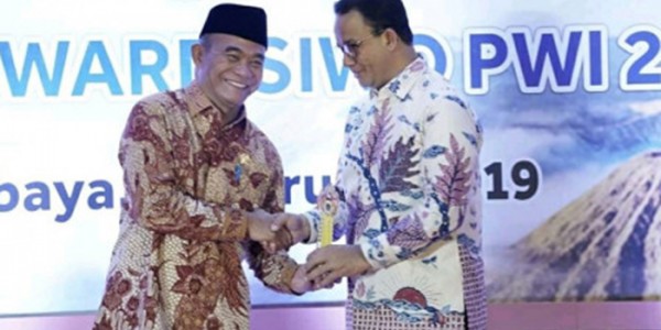 Anies Baswedan Diganjar Penghargaan Golden Award