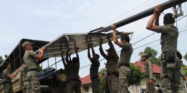Satpol PP DKI Turunkan Reklame Salahi Aturan