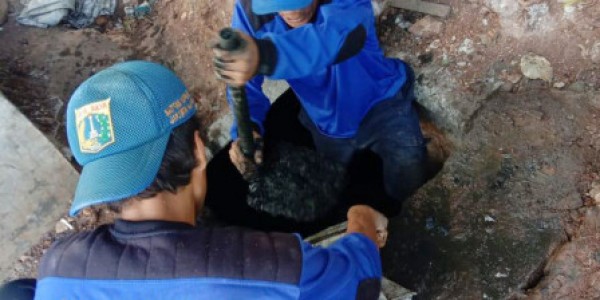 Hindari Genangan Hujan, 13 Petugas Satpel SDA Keruk Saluran Jalan Duren Tiga
