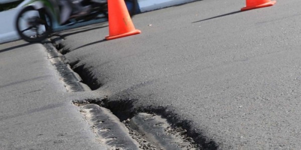 Hati-hati, Fly Over Kemayoran Alami Peregangan
