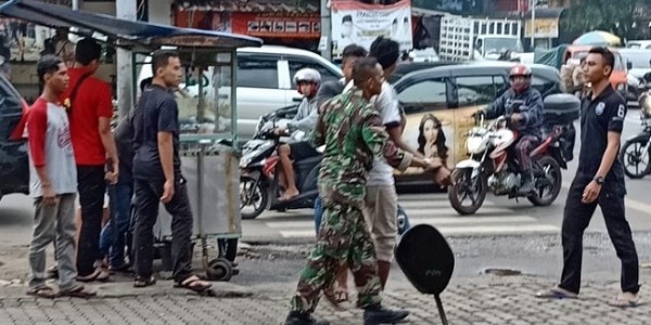Cekcok Mulut, Anggota TNI AL Dikeroyok Tukang Parkir di Ciracas