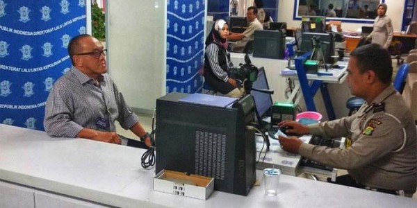 Urus Perpanjangan SIM Sendirian, Ical Puji Pelayanan Polda Metro