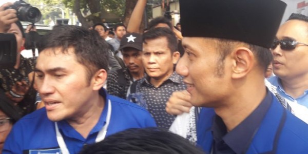 Datang ke KPU AHY Diteriakan Para Wanita Berparas Cantik