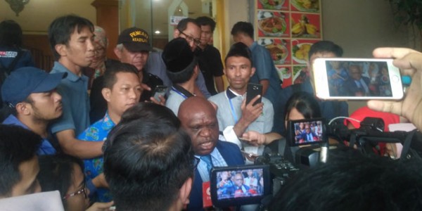 Natalius Pigai Sesalkan Penyerangan Tentara Dan Polisi Ke Nduga, Papua