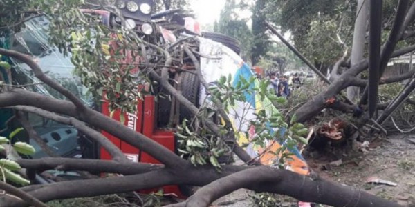 Hindari Motor, Bus Transjakarta Terguling