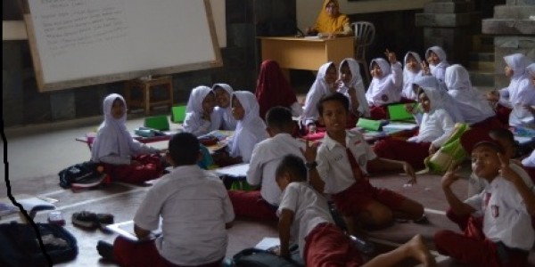 Miris, Siswa SDN 01 Cicau Belajar di Lantai