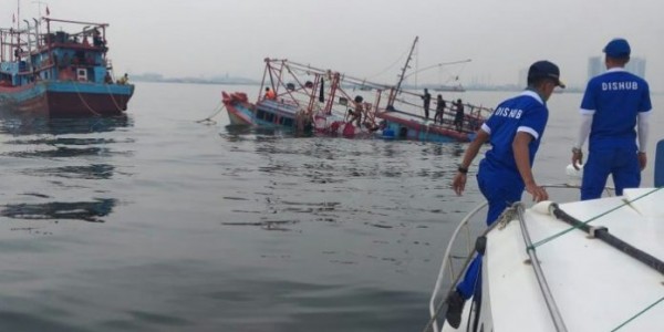 Petugas Berhasil Evakuasi Kapal Nelayan Yang Karam Di Teluk Jakarta