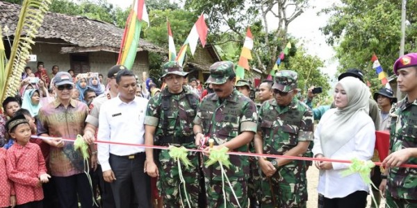 Panglima TNI Tinjau Titik Nol Meter Pembuatan Jalan di Pandeglang