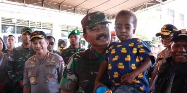 Panglima Hadi Tinjau Posko Korban Banjir di Sentani