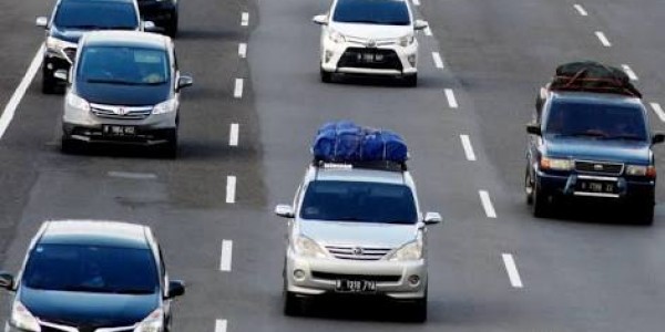 Jelang Idul Fitri Tol Cikampek Dipadati Mobil Pemudik