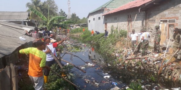 50 Ton Sampah Kali Busa Diangkut ke TPA Burangkeng