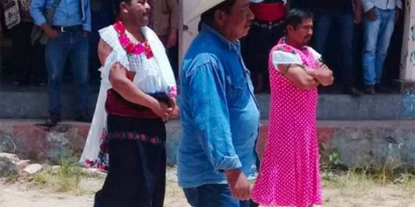 Gagal Penuhi Janji Kampanye, Seorang Walikota Diarak Warga Dan Didandani Ala Perempuan