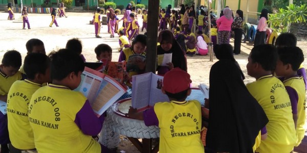 Sambut HUT RI, Siswa SD Bersama Orang Tua Bangun Pondok Baca