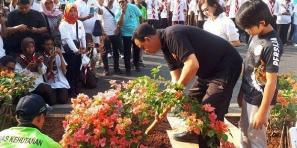 Ditemani Anak Bungsu, Anies Baswedan Tanam Bougenville Di Sepanjang Jalan Sudirman