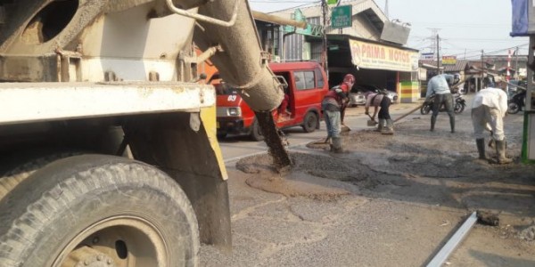 Pengerjaannya Tak Sesuai Bestek, Kontraktor Jalan Babelan Dikecam