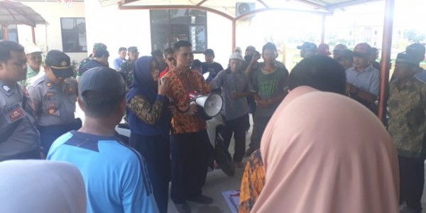 Ratusan Warga Geruduk Kantor Kelurahan Bahagia, Sekcam Babelan Panggil Lurah Bahagia