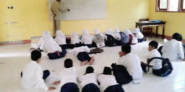 Dua Tahun Belajar di Lantai, Kepsek SMPN 5 Cibitung Minta Perhatian Pemkab Bekasi