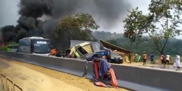 Kemacetan Hampir 7 km Terjadi Akibat Kecelakaan Maut di Tol Cipularang