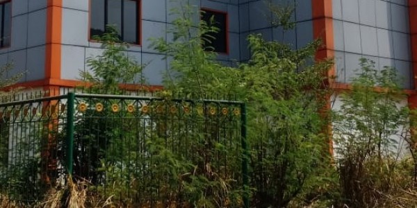 Gedung FPTI di Stadion Wibawa Mukti Tak Terurus