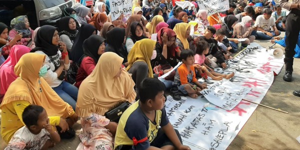 Saat Pelantikan, Warga Pilar Geruduk Gedung DPRD Kabupaten Bekasi