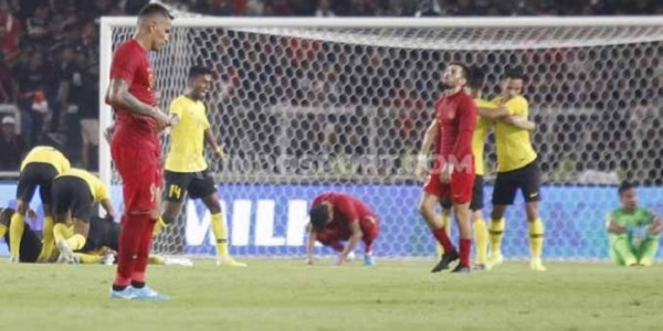 Usai Laga Indonesia vs Malaysia, Suporter Ricuh Lempari Polisi