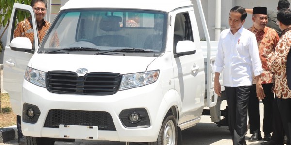 Jokowi Tinjau Pabrik Mobil Esemka