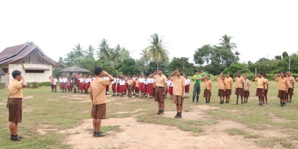 Prajurit TNI Yonif 411 Latih Pelajar SMP Perbatasan RI-PNG Tata Cara Upacara Bendera