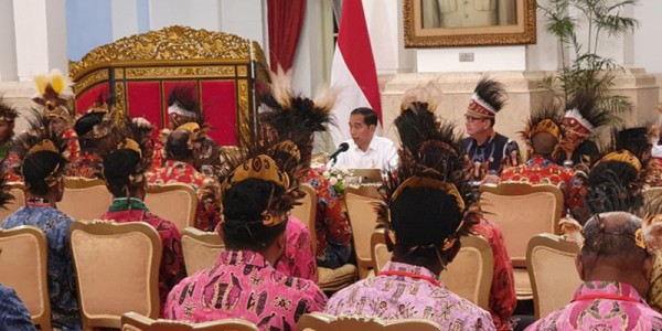 Jokowi Janjikan 1.000 Sarjana Papua Kerja di BUMN