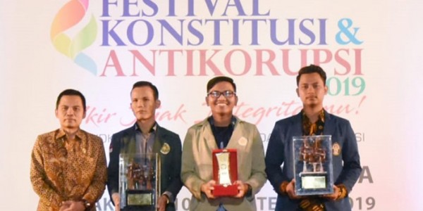 Ma’ruf Cahyono Serahkan Hadiah Pemenang Lomba Pekan Konstitusi MPR 2019