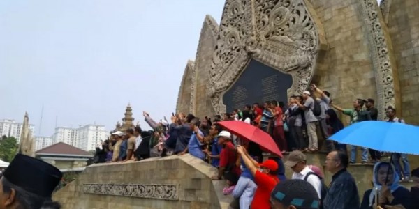 Warga Nekad Panjat Tembok Monumen TMP untuk Abadikan Pemakaman Habibie