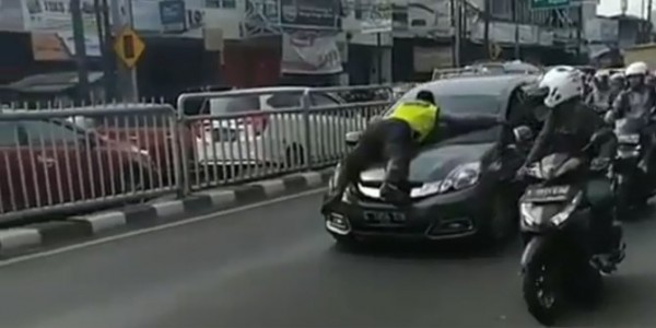 Kronologi Bripka Eka Nempel di Kap Mobil Mobilio