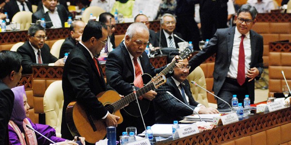 Dua Menteri Jokowidodo Nyanyi Di Komisi V DPR