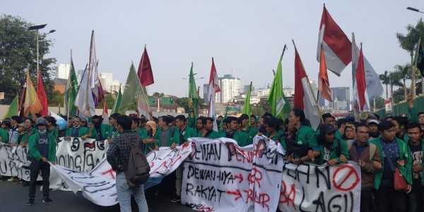 Desak RKUHP Dicabut, Ribuan Mahasiswa Geruduk Gedung DPR