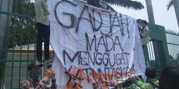 Mahasiswa Gajah Mada Tuntut DPR Tuntaskan Agenda Reformasi