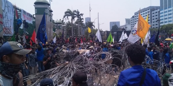 Kawat DPR Jebol Diobrak-abrik Mahasiswa