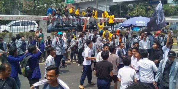 Demo DPR, Anak-anak SMP Turut Bergabung Dengan Mahasiswa