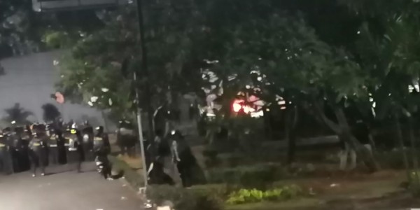 Hingga Malam, Mahasiwa Terus Lawan Polisi Dengan Batu
