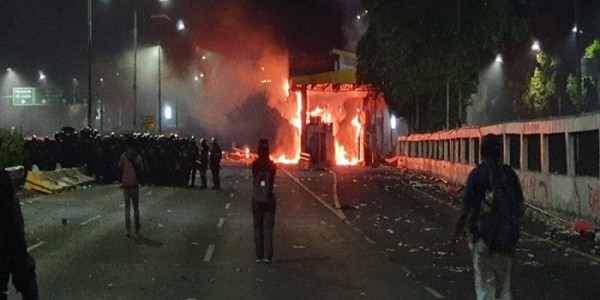 Massa Bakar Gerbang Tol Dekat Gedung BPK