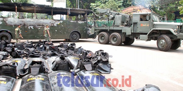 Bus TNI Jadi Korban Anarkis
