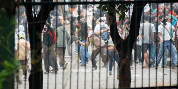 Demo Pelajar Lemapar Batu Polisi
