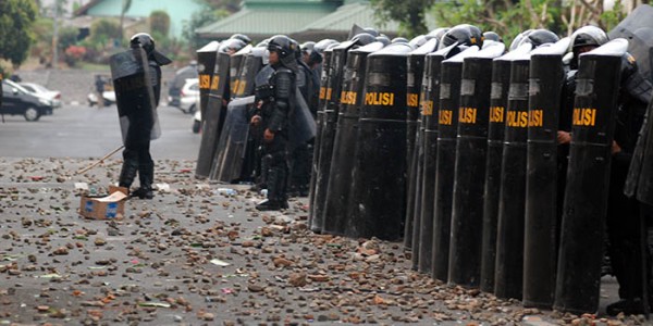 Polisi Tetap Bertahan