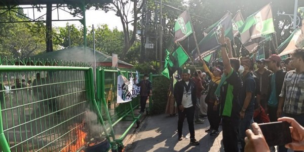 Mahasiswa HMI 'Kirim' Asap ke Gedung Kementerian LHK