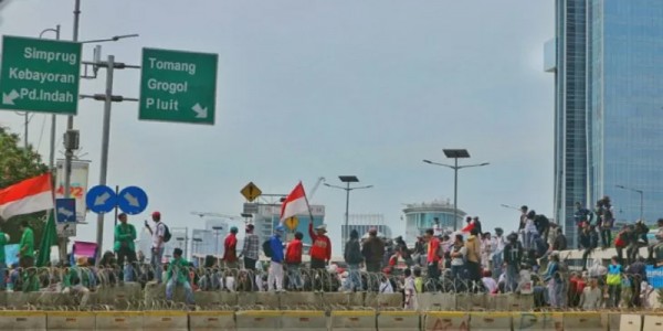 Konsentrasi Massa Putih Abu-abu Terlihat di Stasiun Palmerah dan Flyover Slipi