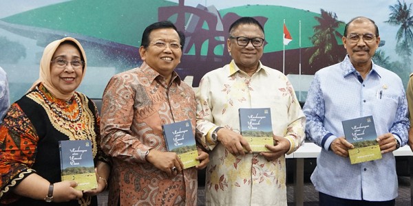 Buku Akhmad Muqowam "Membangun Atau Merusak Desa"