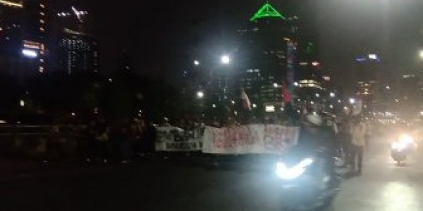 Hormati Adzan Magrib, Kerusuhan Belakang DPR Berhenti