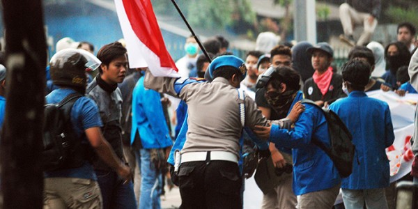 Petugas Kepolisian Halau Massa