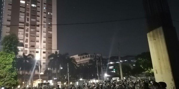 Massa Aksi Belum Bubar, Kapolres Jakpus: Adik-adik Capekan, Kami Juga