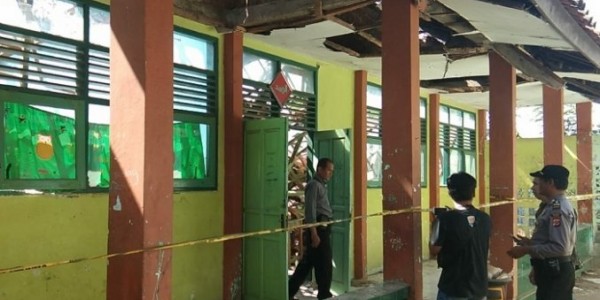 Dua Ruang Kelas SMPN 2 Plumbon Cirebon Ambruk, 14 Siswa Dilarikan ke RS