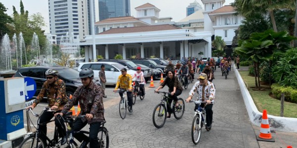 Di Hari Batik Nasional, Gubernur Anies Malah Pamer Sepedaan